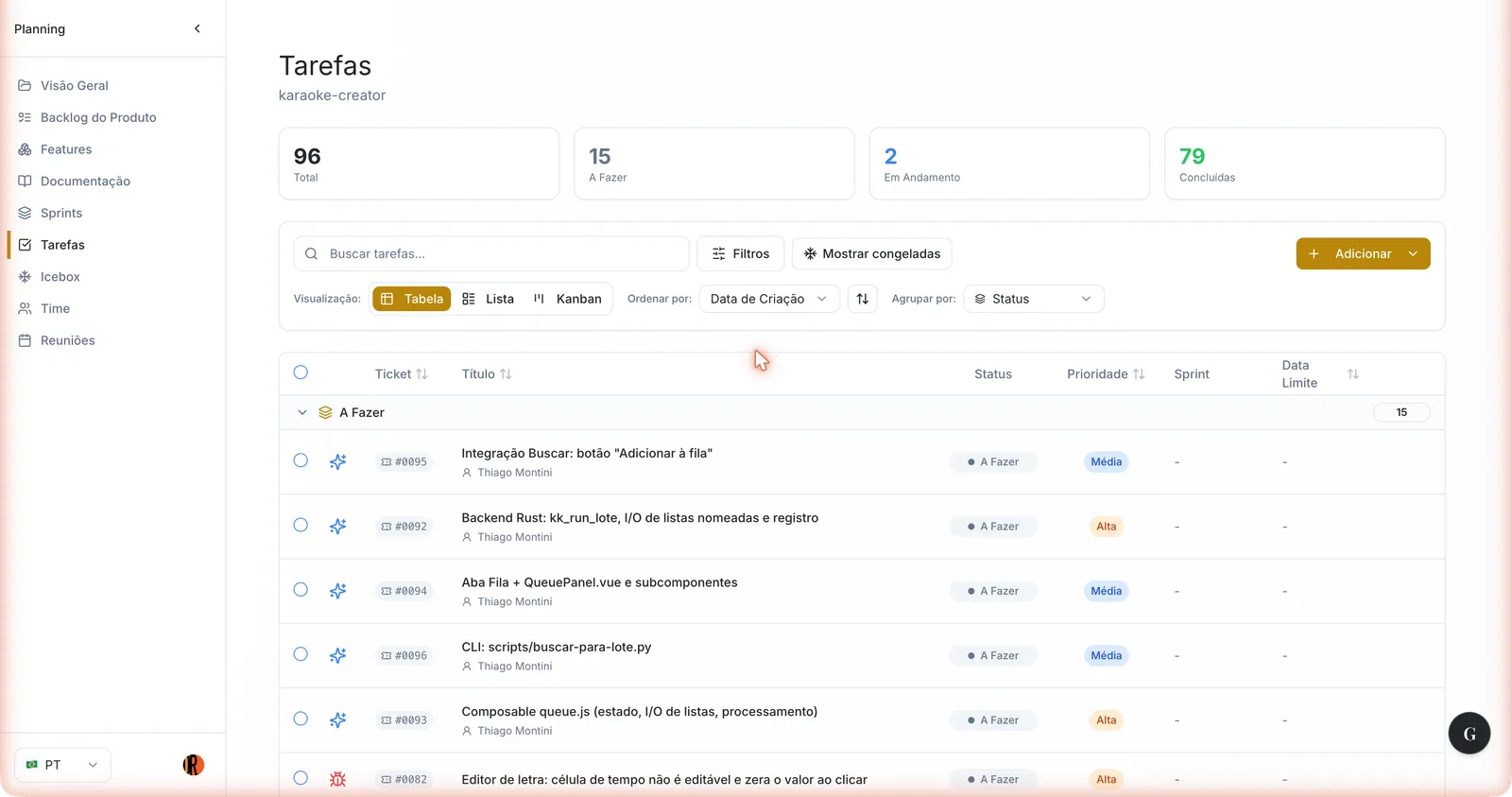 Tela de Tarefas em visualização Tabela com contadores no topo, busca, filtros, agrupamento por status e colunas Ticket, Título, Status, Prioridade, Sprint e Data Limite